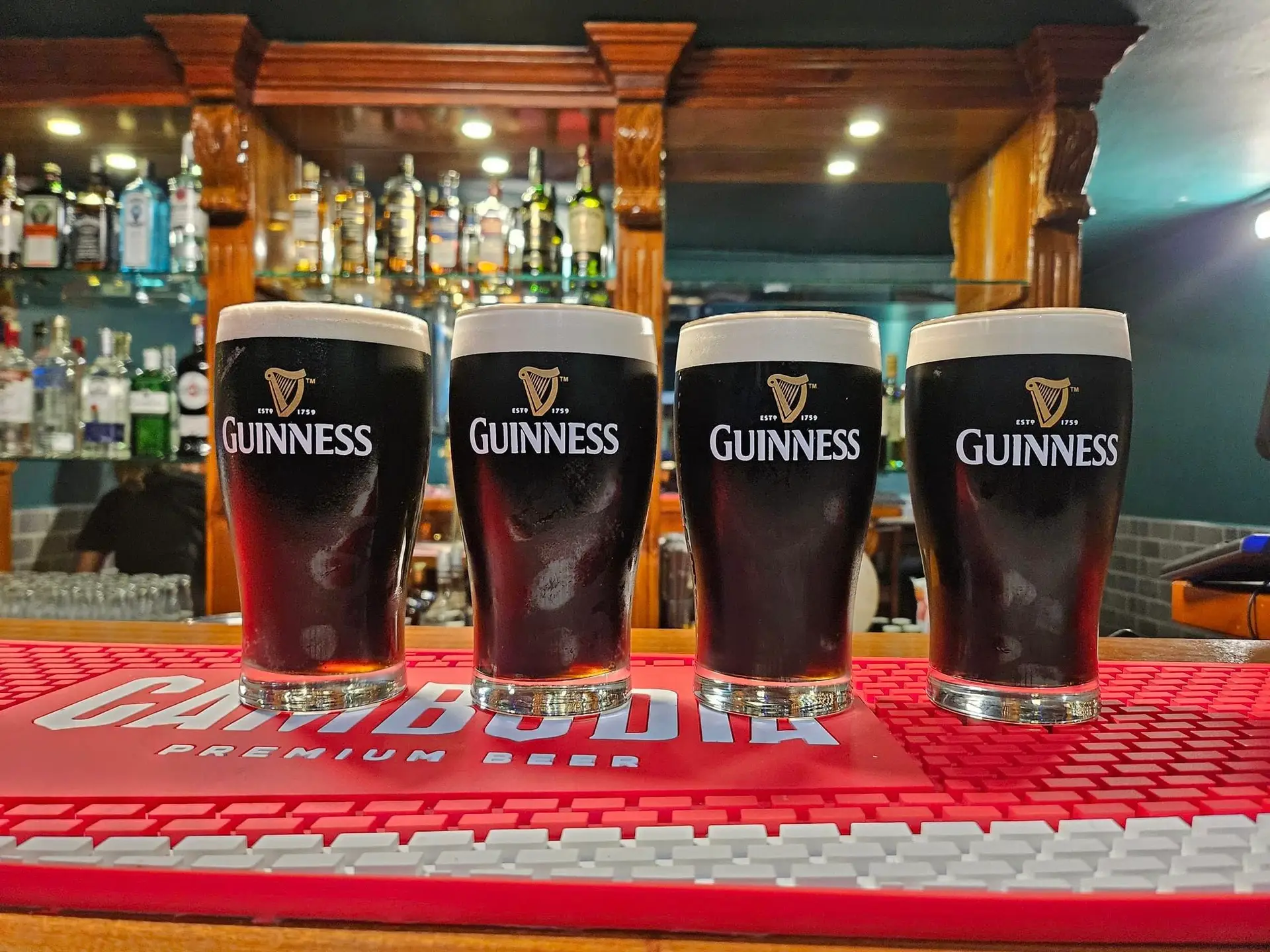 Segelas Guinness di The Wild Rover Phnom Penh